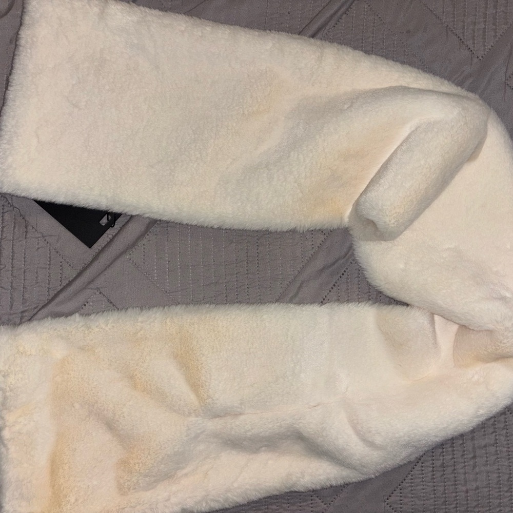 Apparis Cream Colored Scarf - Picture 3 of 5